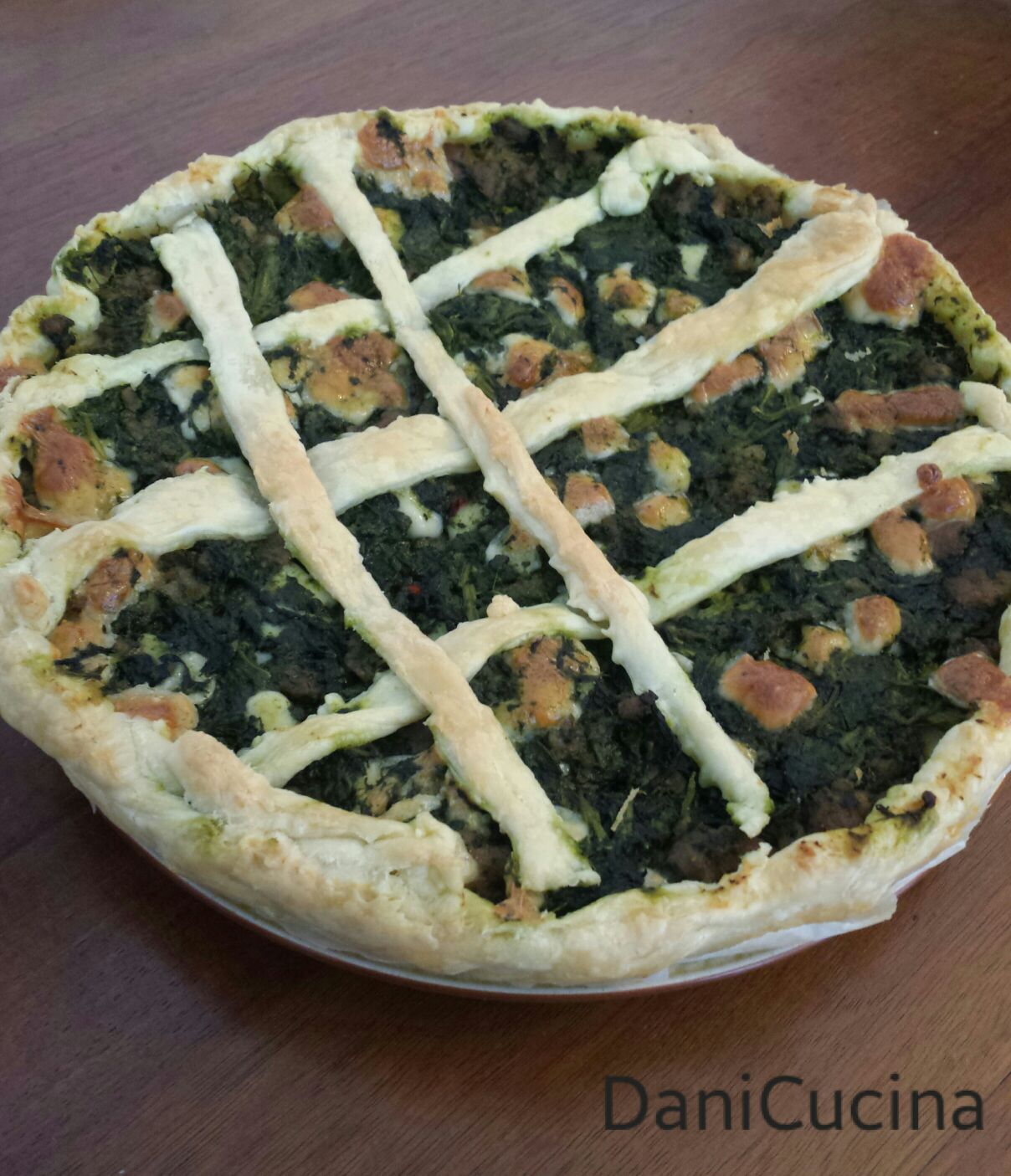 Torta salata con cime di rapa e salsiccia