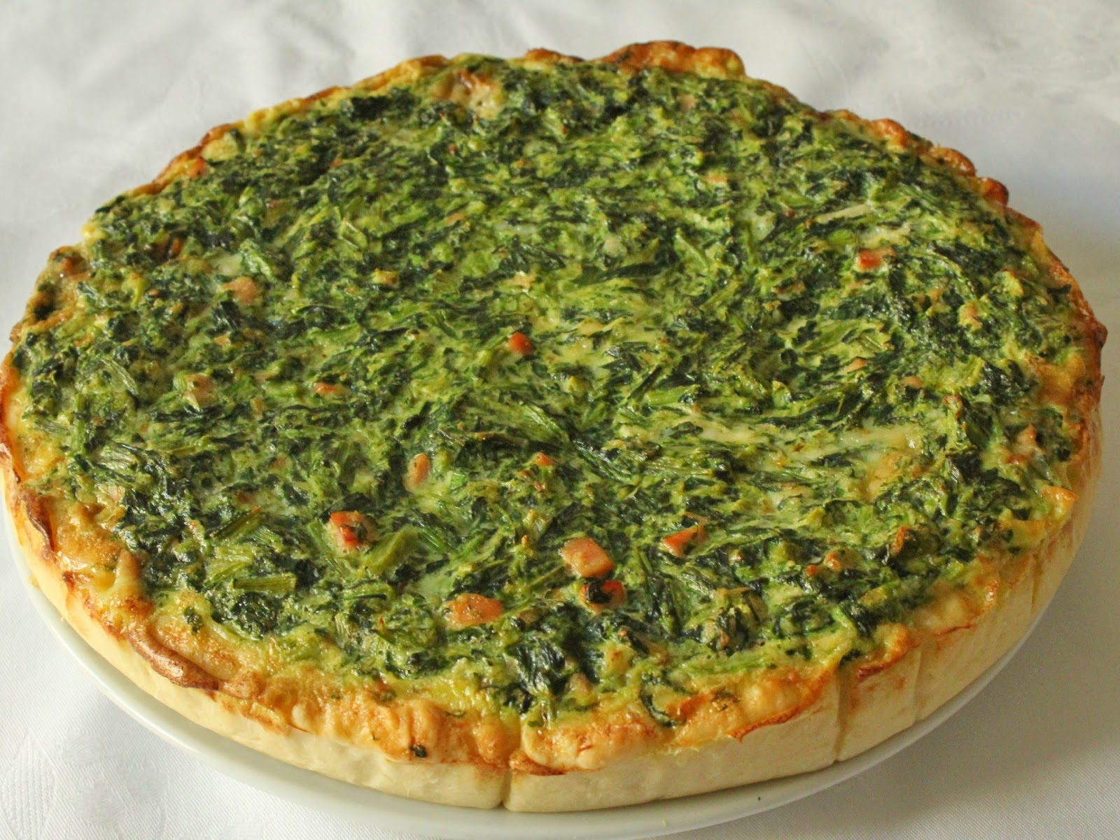 Torta salata con erbette, wurstel e gorgonzola
