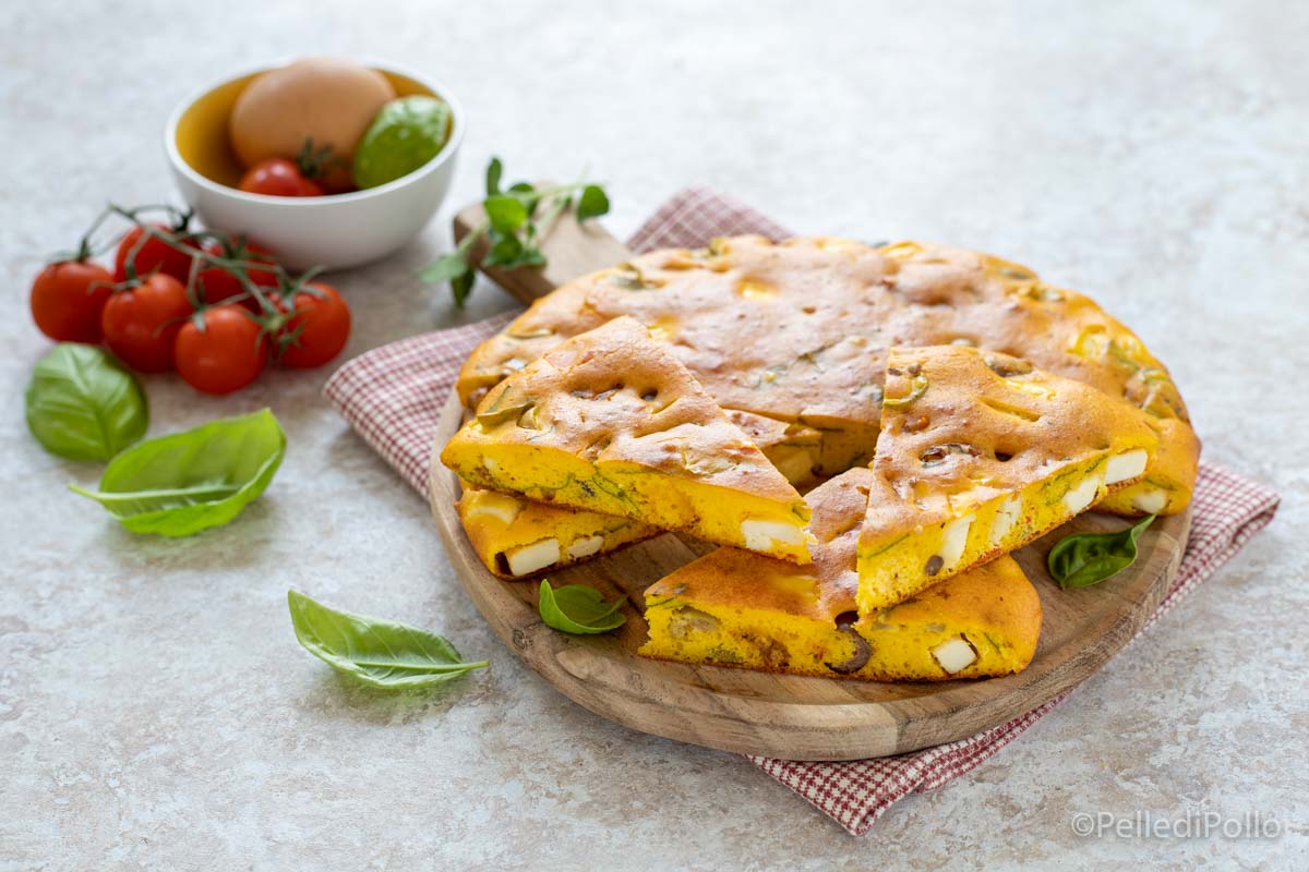 Torta salata con feta, olive e pomodori secchi
