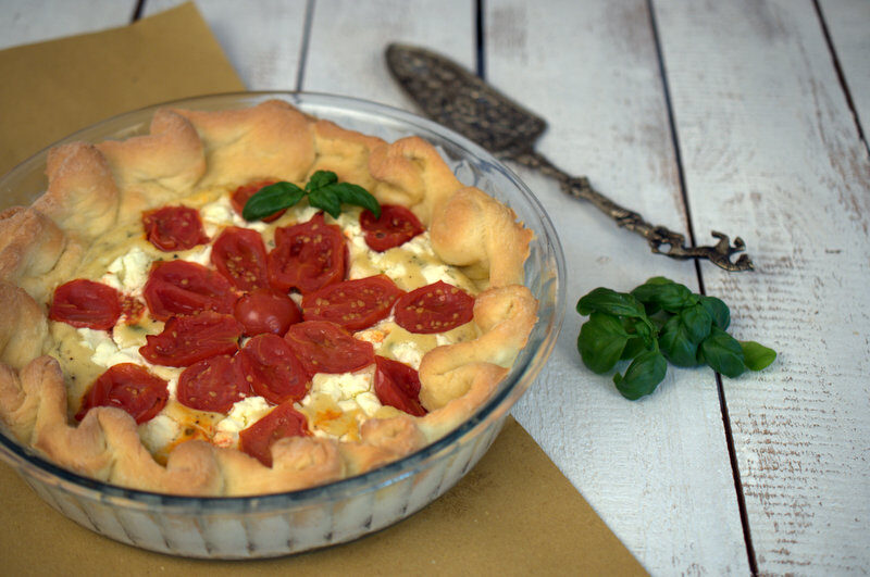 Torta salata con formaggio di capra, pomodorini e basilico