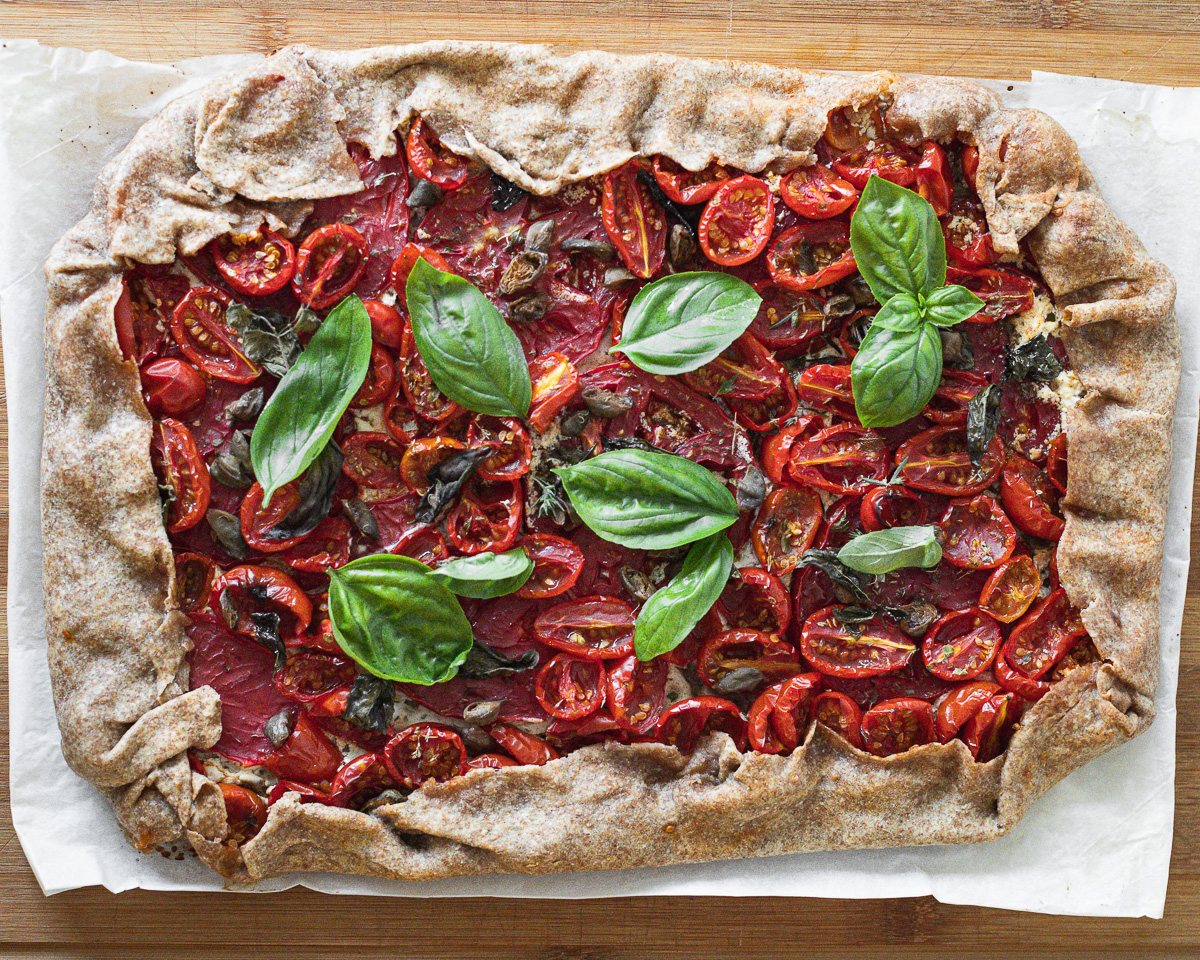 Torta salata con formaggio spalmabile, erbe aromatiche e pomodori