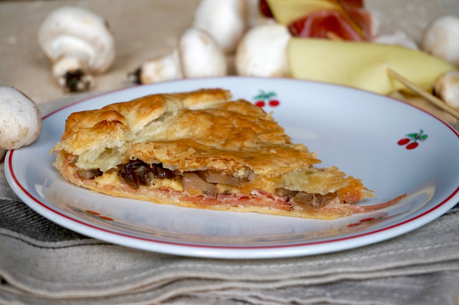 Torta salata con funghi, speck e scamorza
