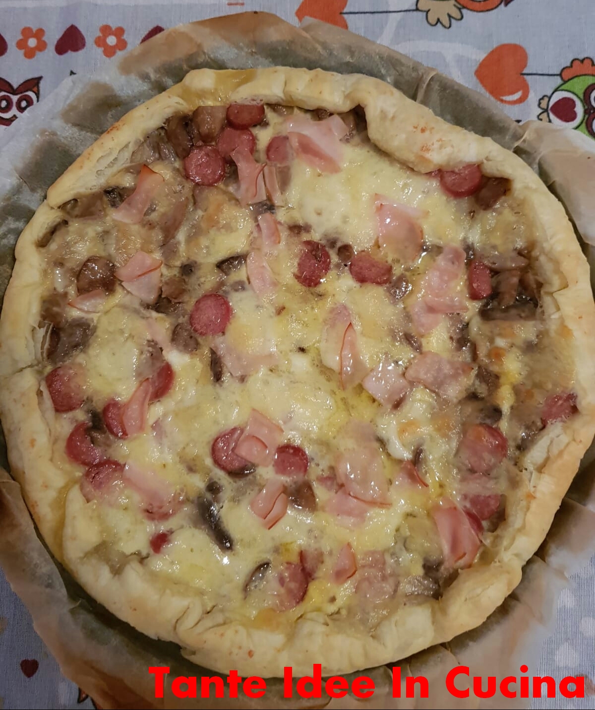 Torta salata con funghi, wurstel, mozzarella e prosciutto cotto