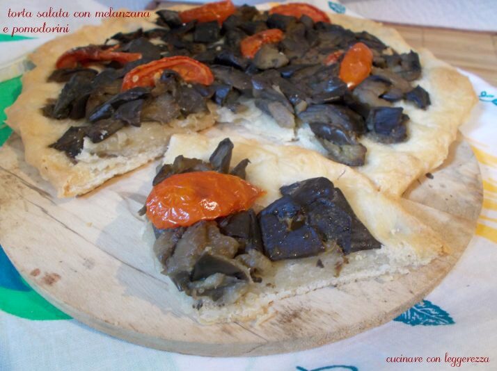 Torta salata con melanzana e pomodorini