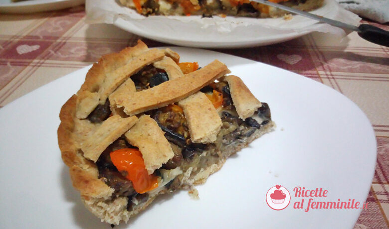 Torta salata con melanzane, pomodorini e formaggio