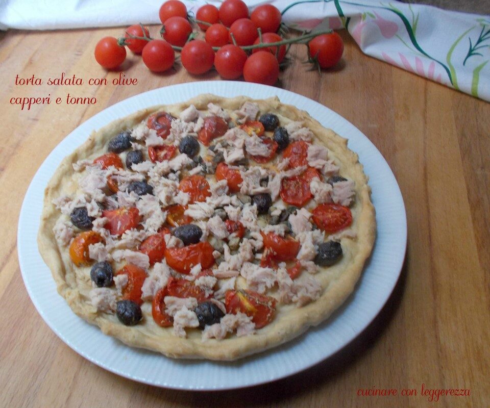 Torta salata con olive capperi e tonno