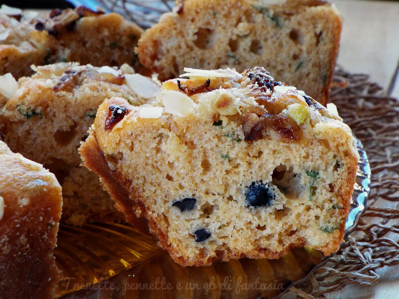 Torta salata con olive, cipolle e mandorle