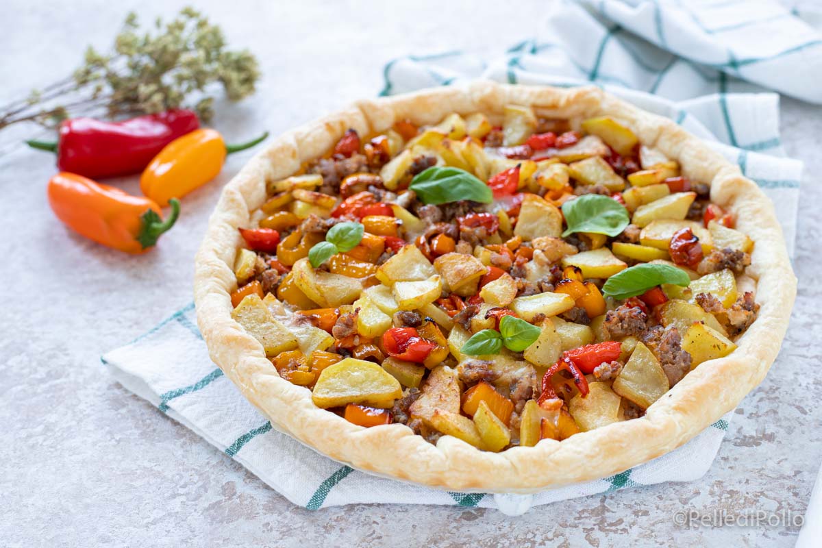 Torta salata con patate salsiccia e peperoni