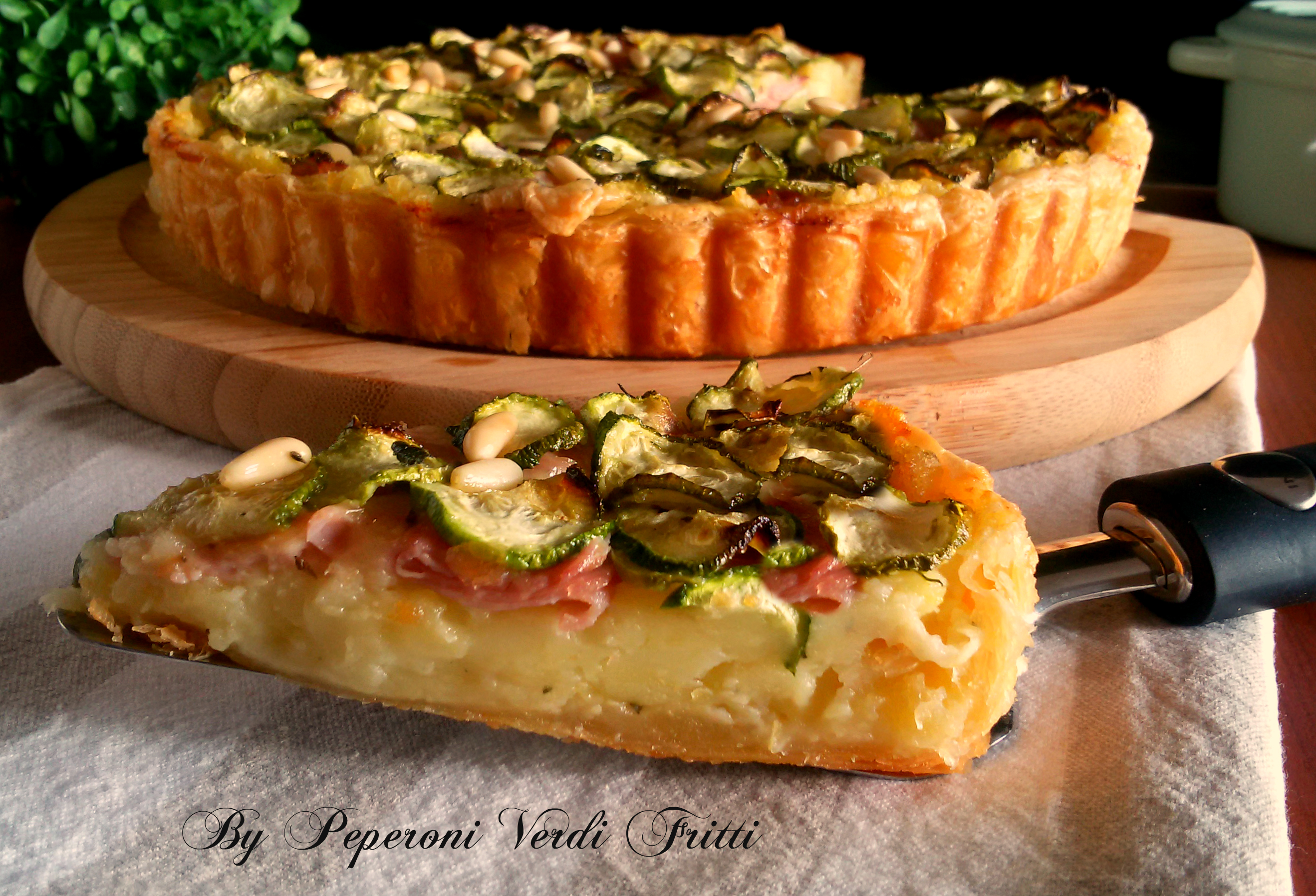 Torta salata con patate zucchine prosciutto e pinoli