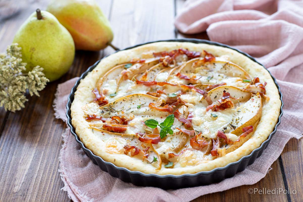 Torta salata con pere e speck