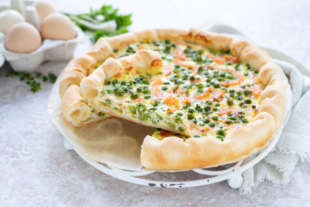 Torta salata con piselli e salmone