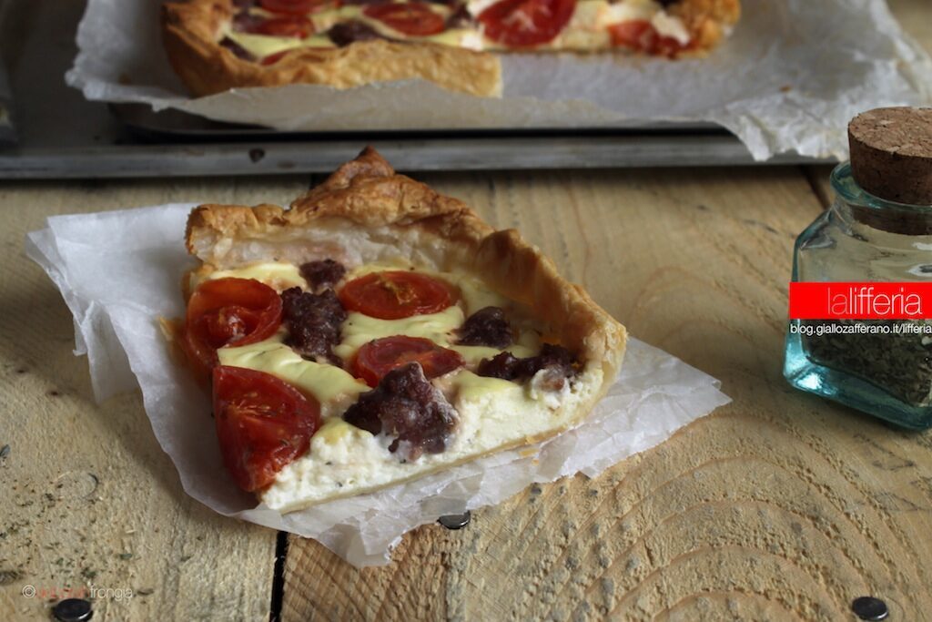 Torta salata con pomodorini e salsiccia