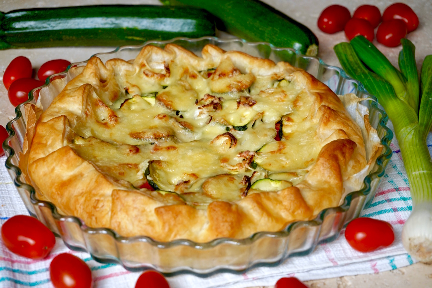 Torta salata con pomodorini, zucchine e formaggio