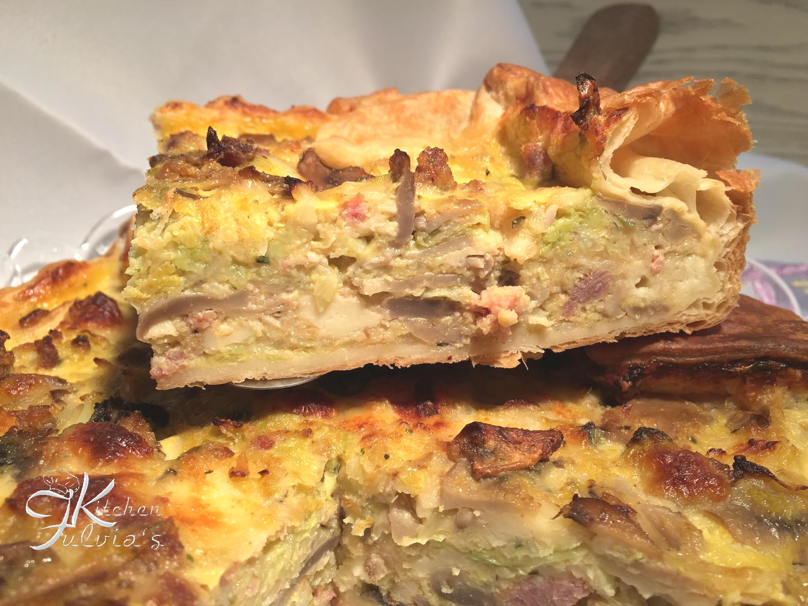 Torta salata con primo sale, verza, funghi e salsiccia