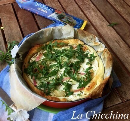 Torta salata con ricotta, cipolla e rucola