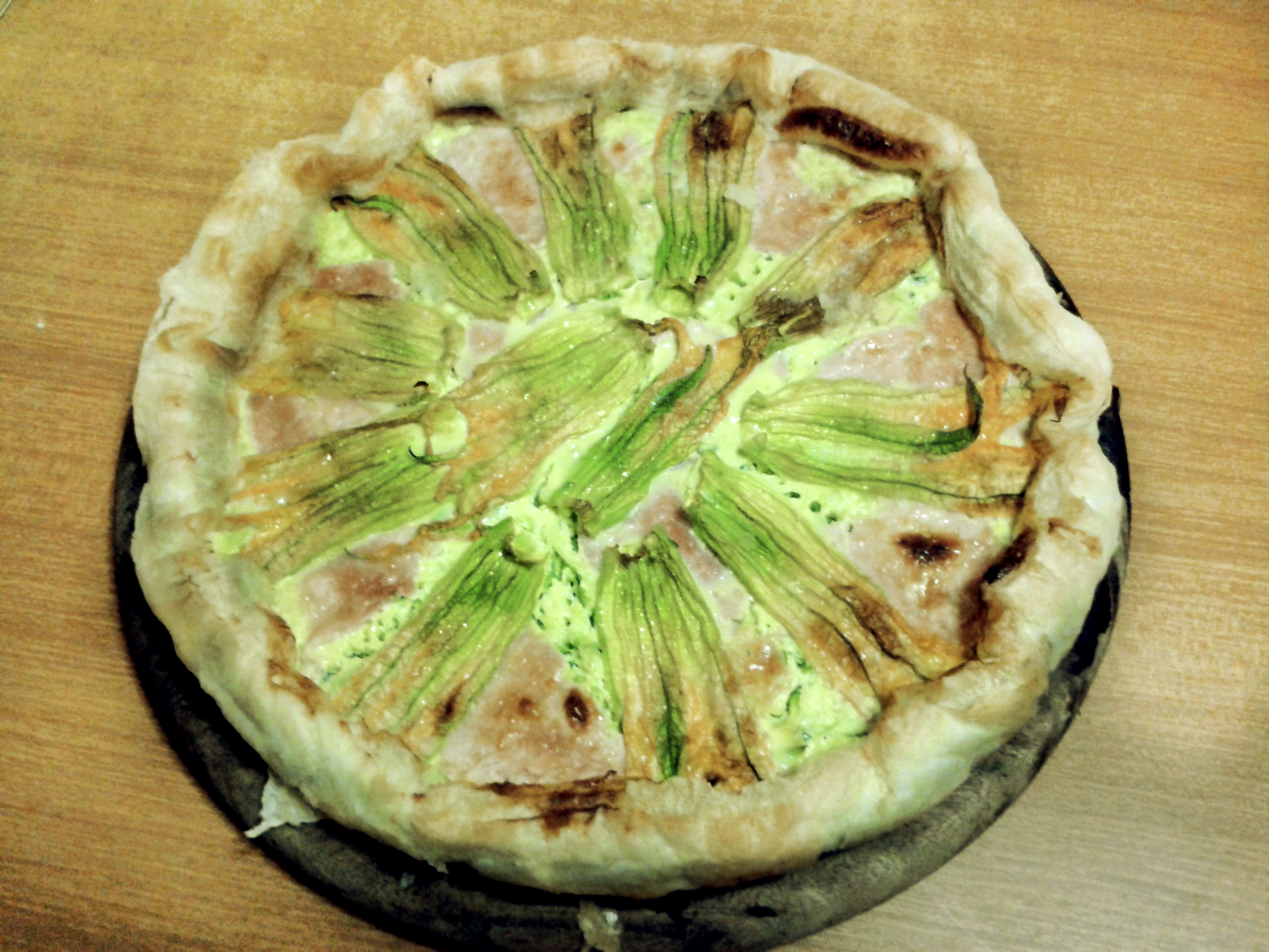 Torta salata con ricotta, zucchine e fiori di zucchina