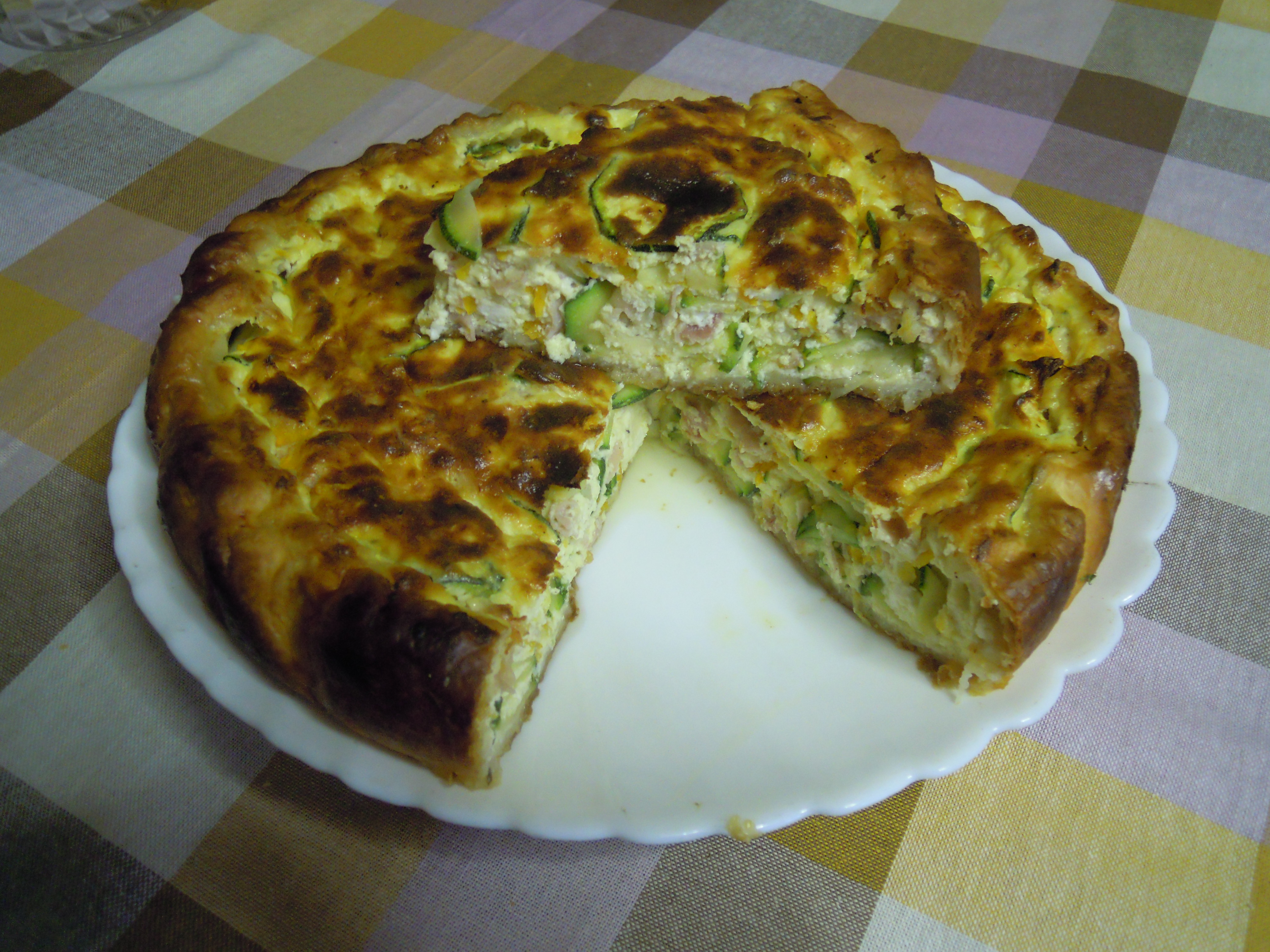 Torta salata con ricotta zucchine e prosciutto cotto.