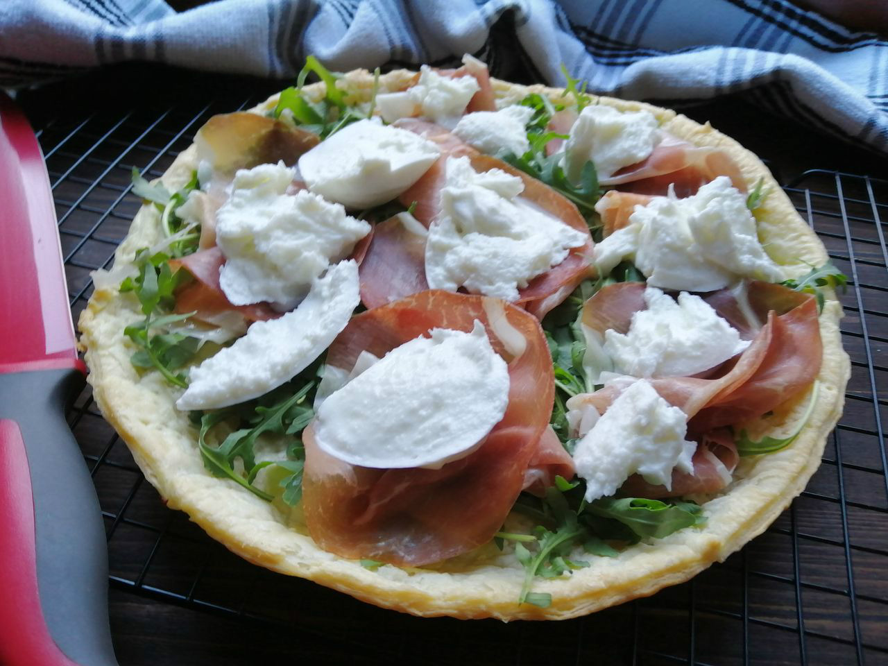 Torta salata con rucola prosciutto crudo e burrata