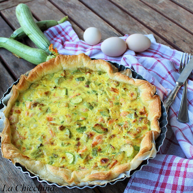 Torta salata con salmone, zucchine e fiori di zucca