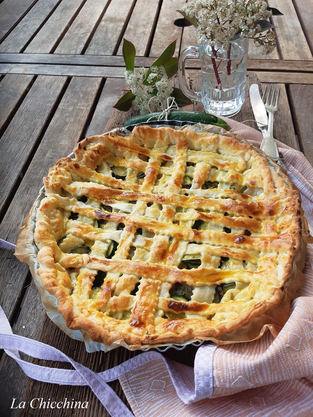 Torta salata con salmone, zucchine e formaggio cremoso