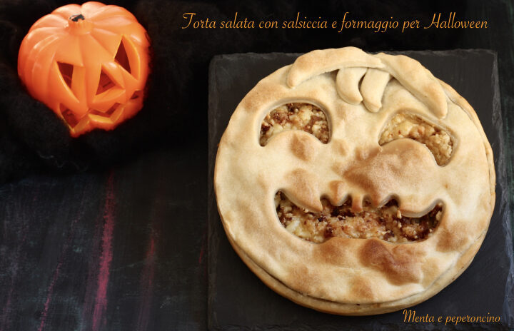 Torta salata con salsiccia e formaggio per halloween
