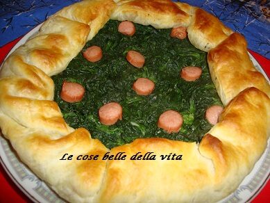 Torta salata con spinaci e wurstel