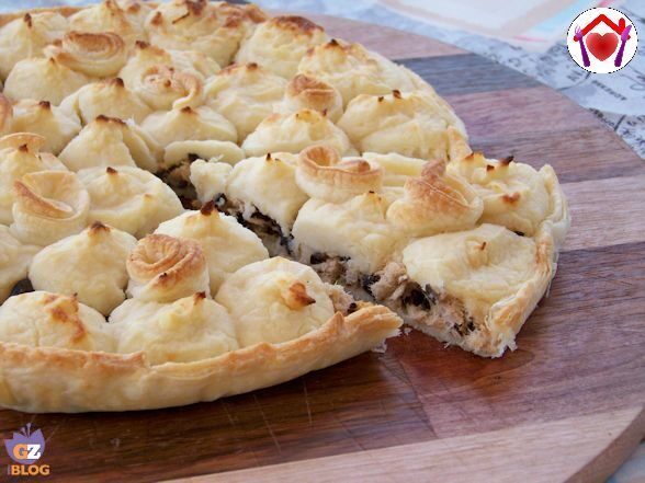 Torta salata con tonno, olive e patate