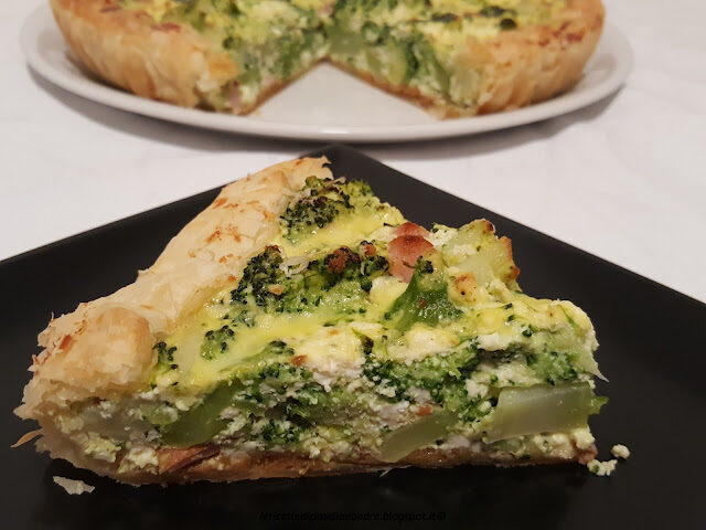 Torta salata con wurstel, broccolo e ricotta