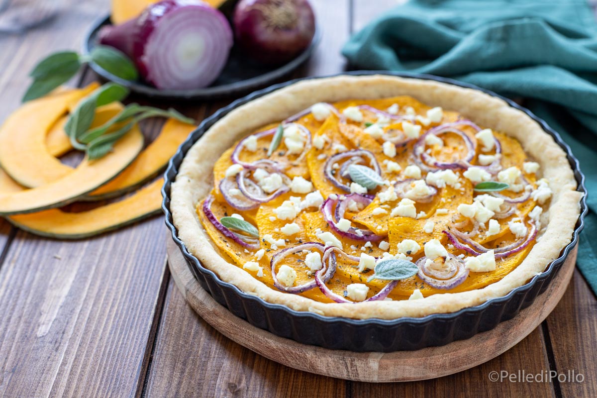 Torta salata con zucca, cipolla e feta