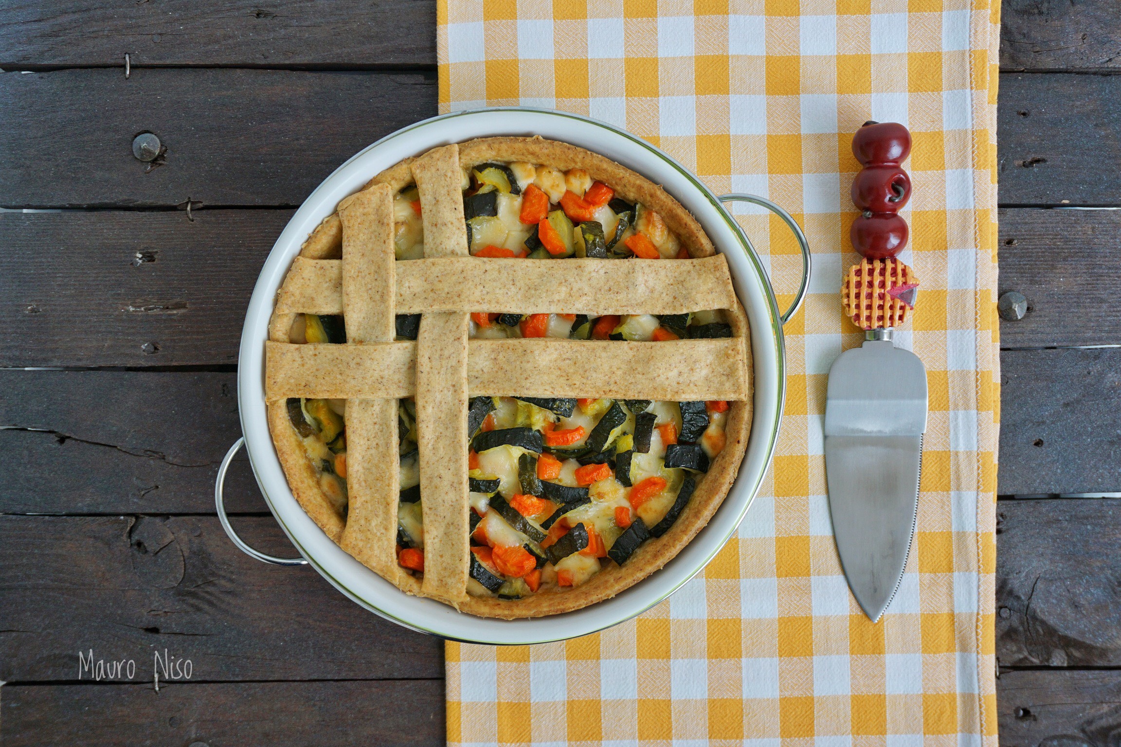 Torta salata con zucchine, carote e provolone