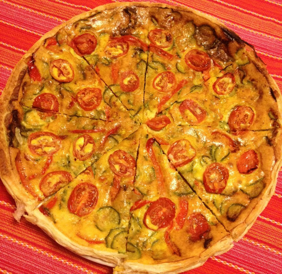 Torta salata con zucchine, peperoni e pomodorini ciliegini