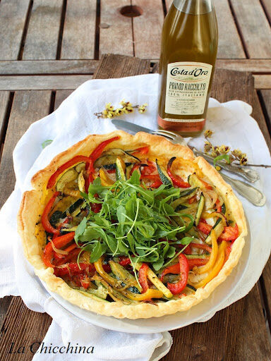 Torta salata con zucchine, peperoni e rucola