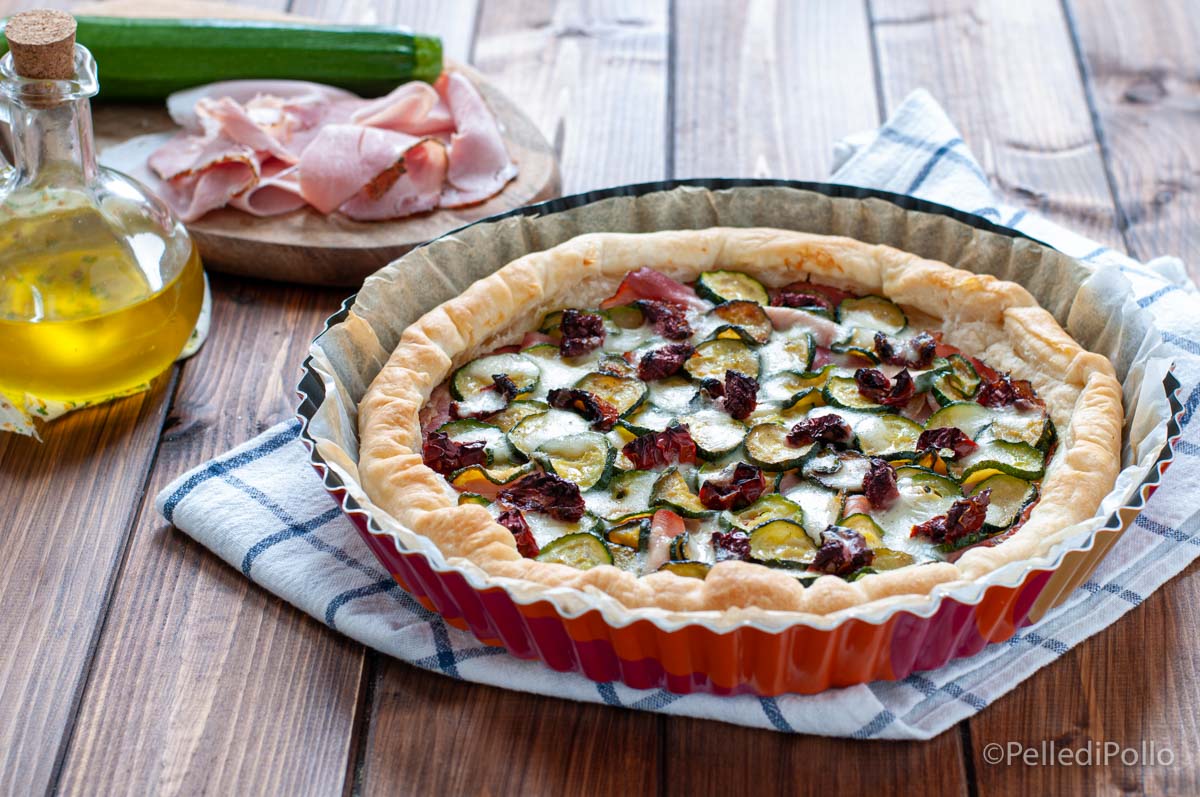 Torta salata con zucchine prosciutto e pomodori secchi