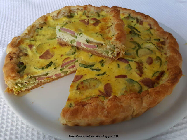 Torta salata con zucchine, ricotta e wurstel