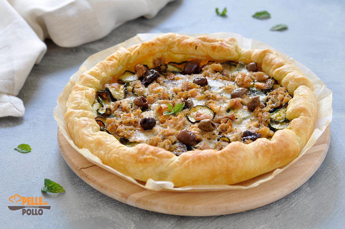 Torta salata con zucchine tonno e scamorza