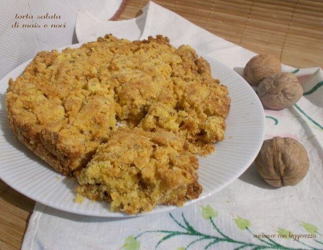 Torta salata di mais e noci