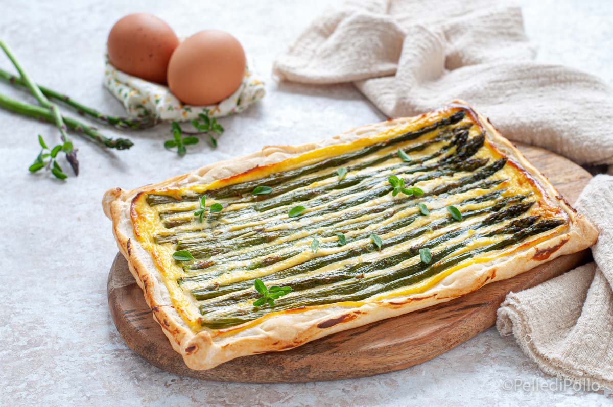Torta salata di pasta sfoglia con asparagi