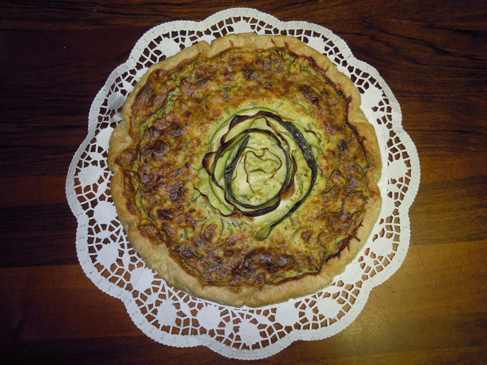 Torta salata di pasta sfoglia con porri e pancetta affumicata