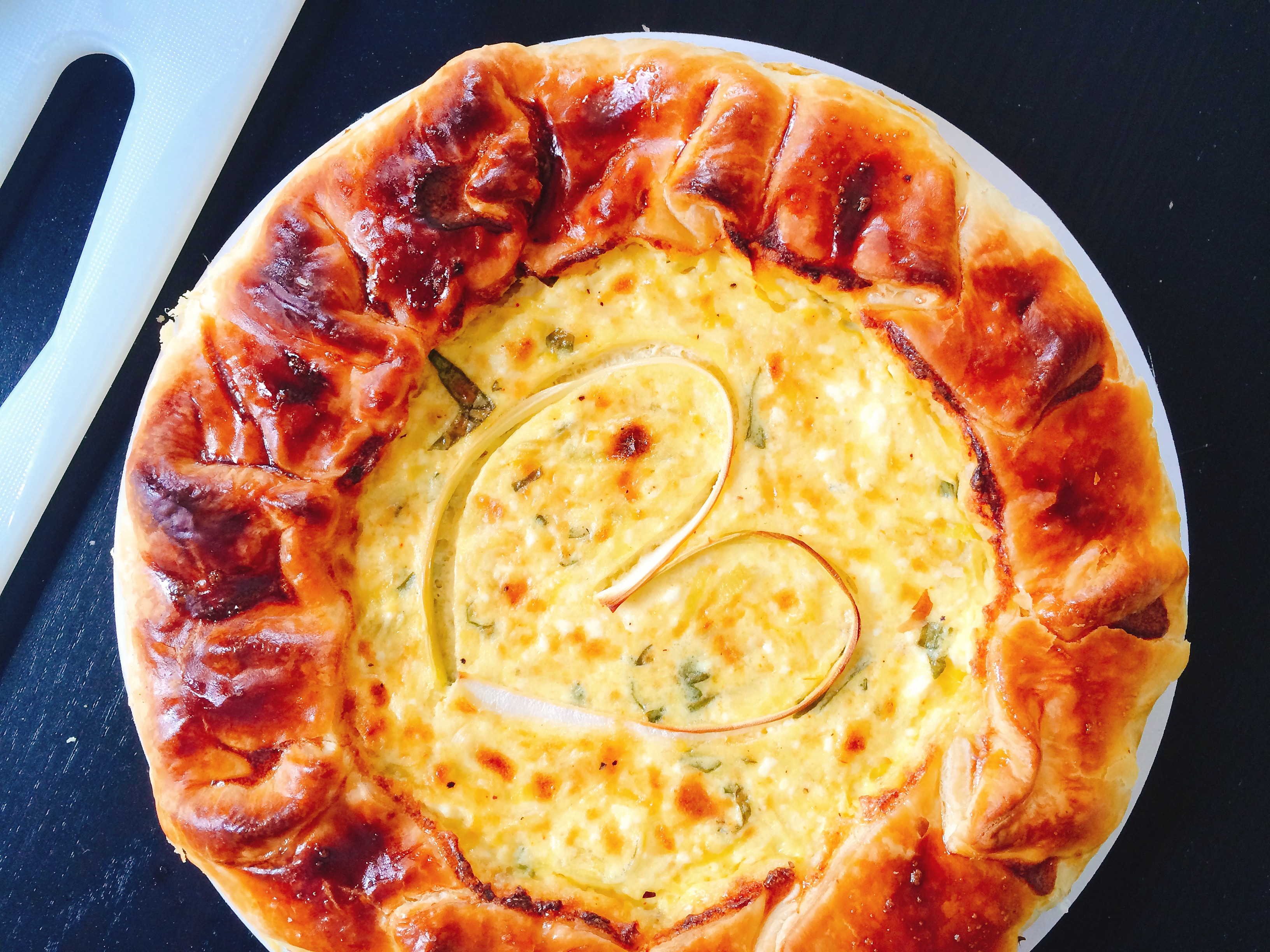 Torta salata di sfoglia con porri, ricotta e basilico