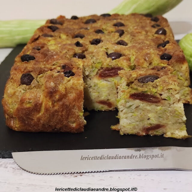 Torta salata integrale con zucchine, asiago, quark, pomodorini secchi e olive