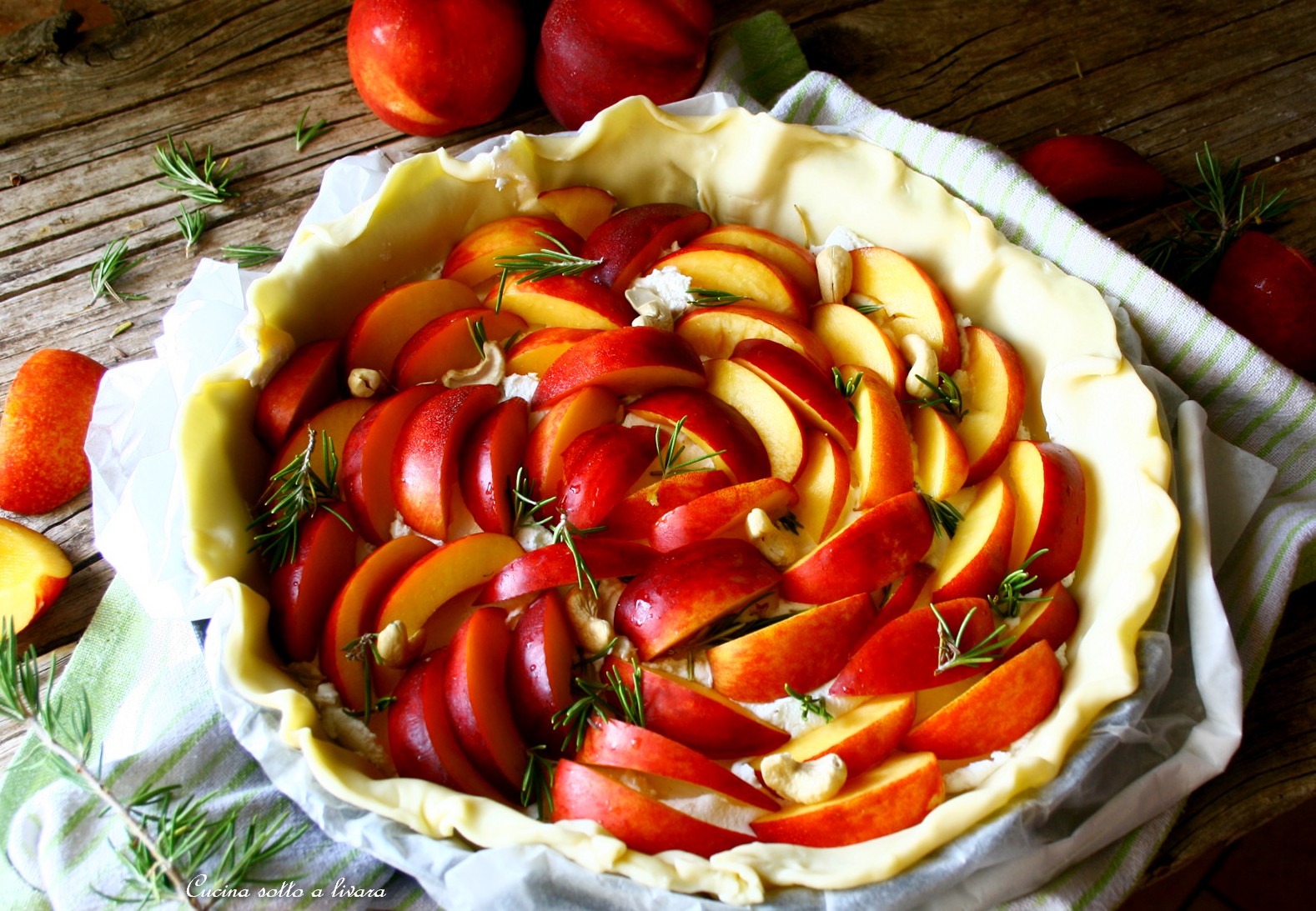 Torta salata pesche e caprino al profumo di rosmarino