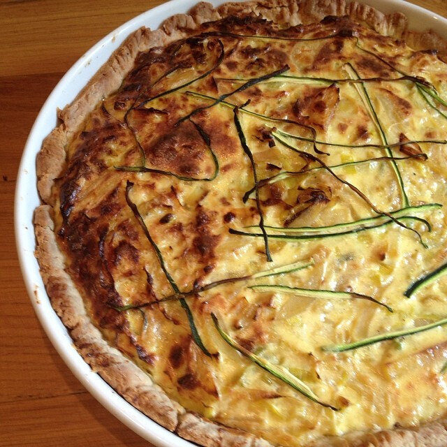 Torta salata porri, patate e zucchine