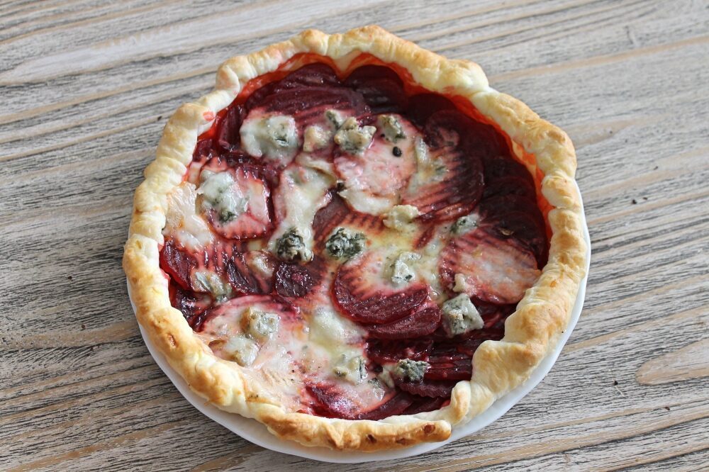 Torta salata rape rosse e gorgonzola di capra