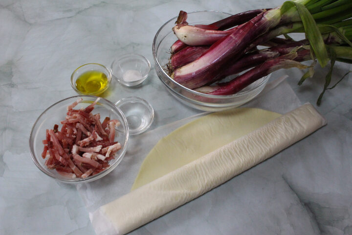 Torta salata rovesciata con cipolle e speck