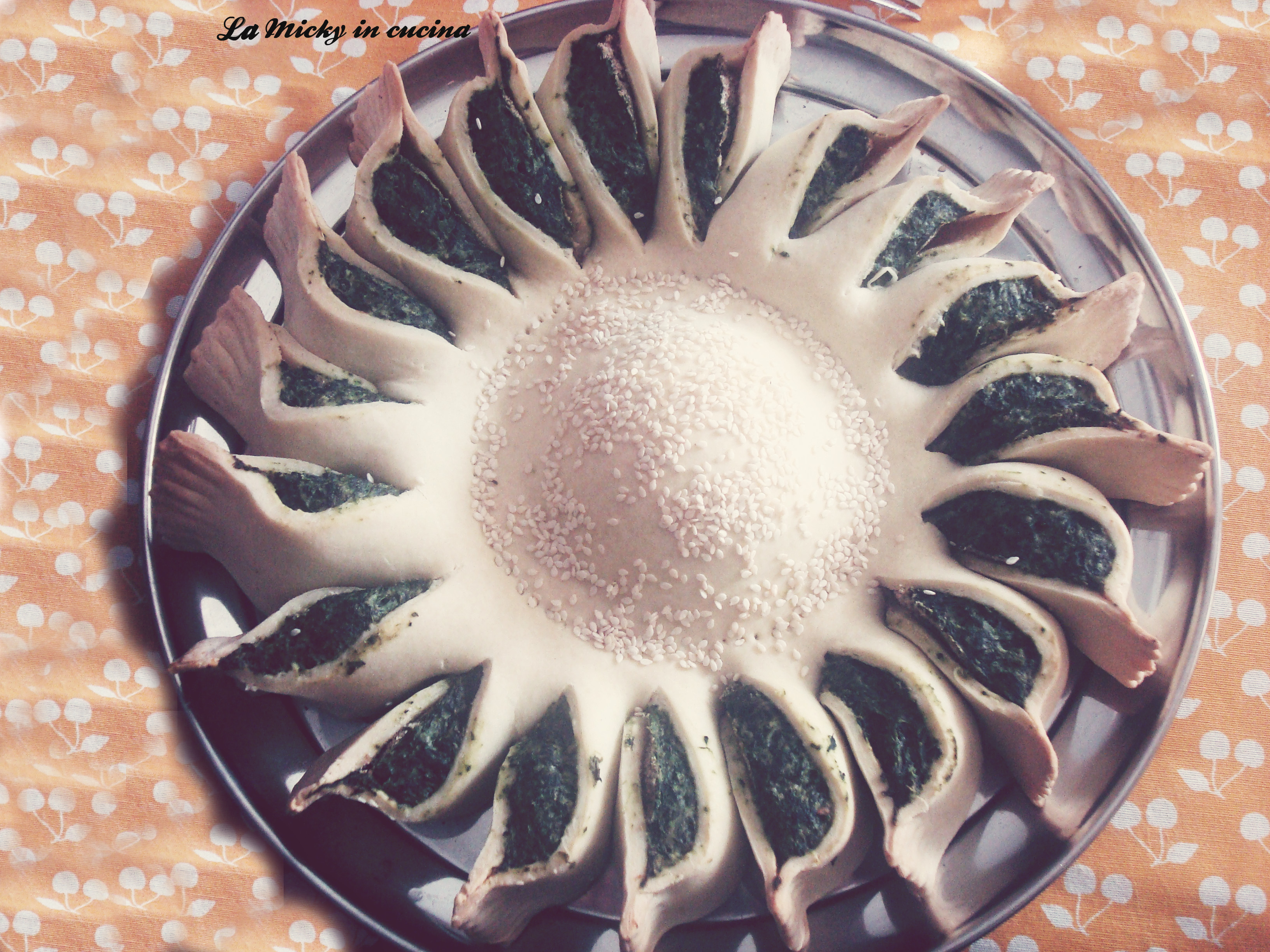 Torta salata rustica agli spinaci a forma di sole