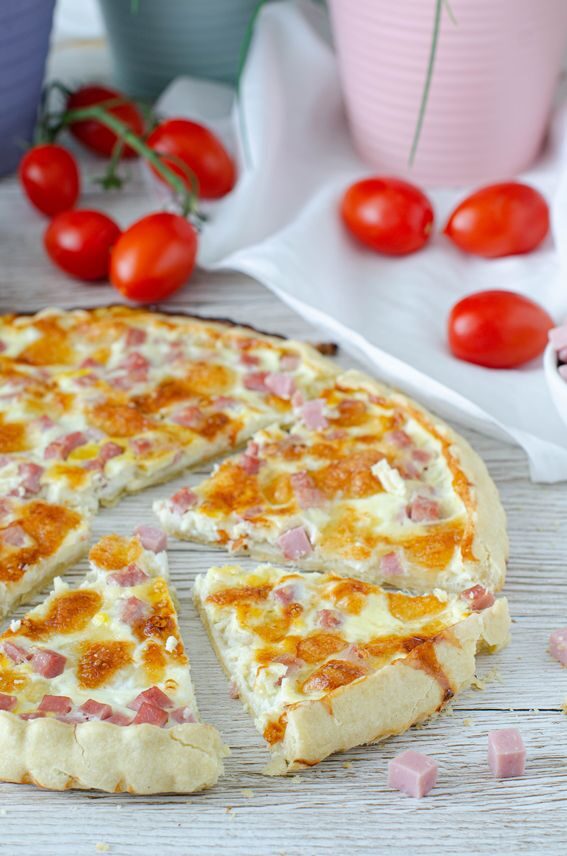 Torta salata senza burro con prosciutto e mozzarella senza lattosio