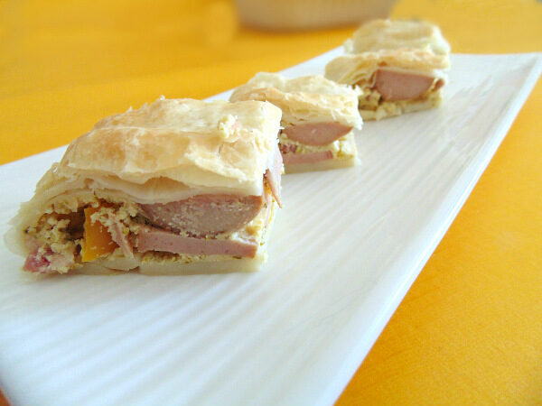 Torta salata wurstel e raschera