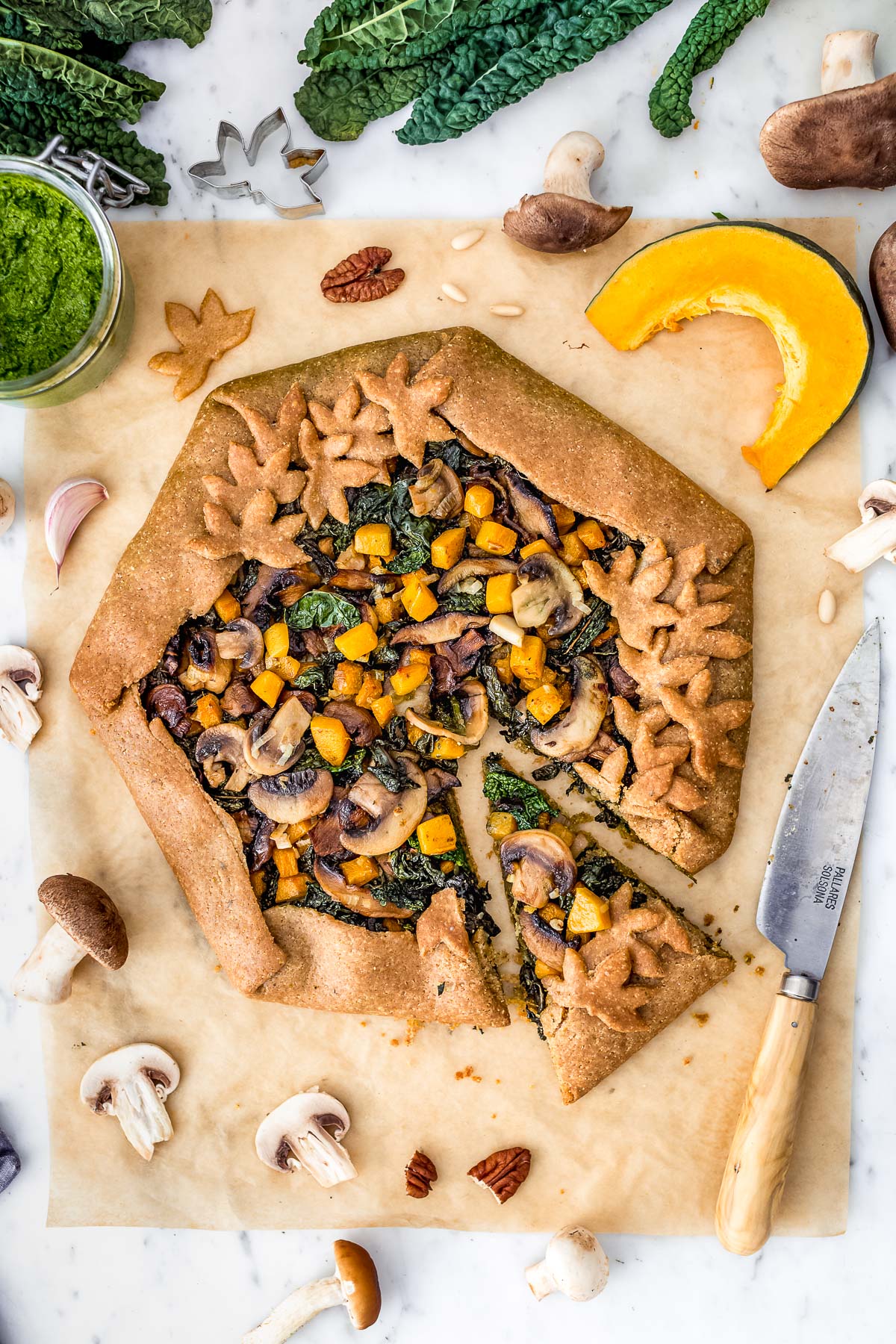 Torta salata zucca e funghi vegan con cavolo nero | vegan mushroom pumpkin galette with kale pesto