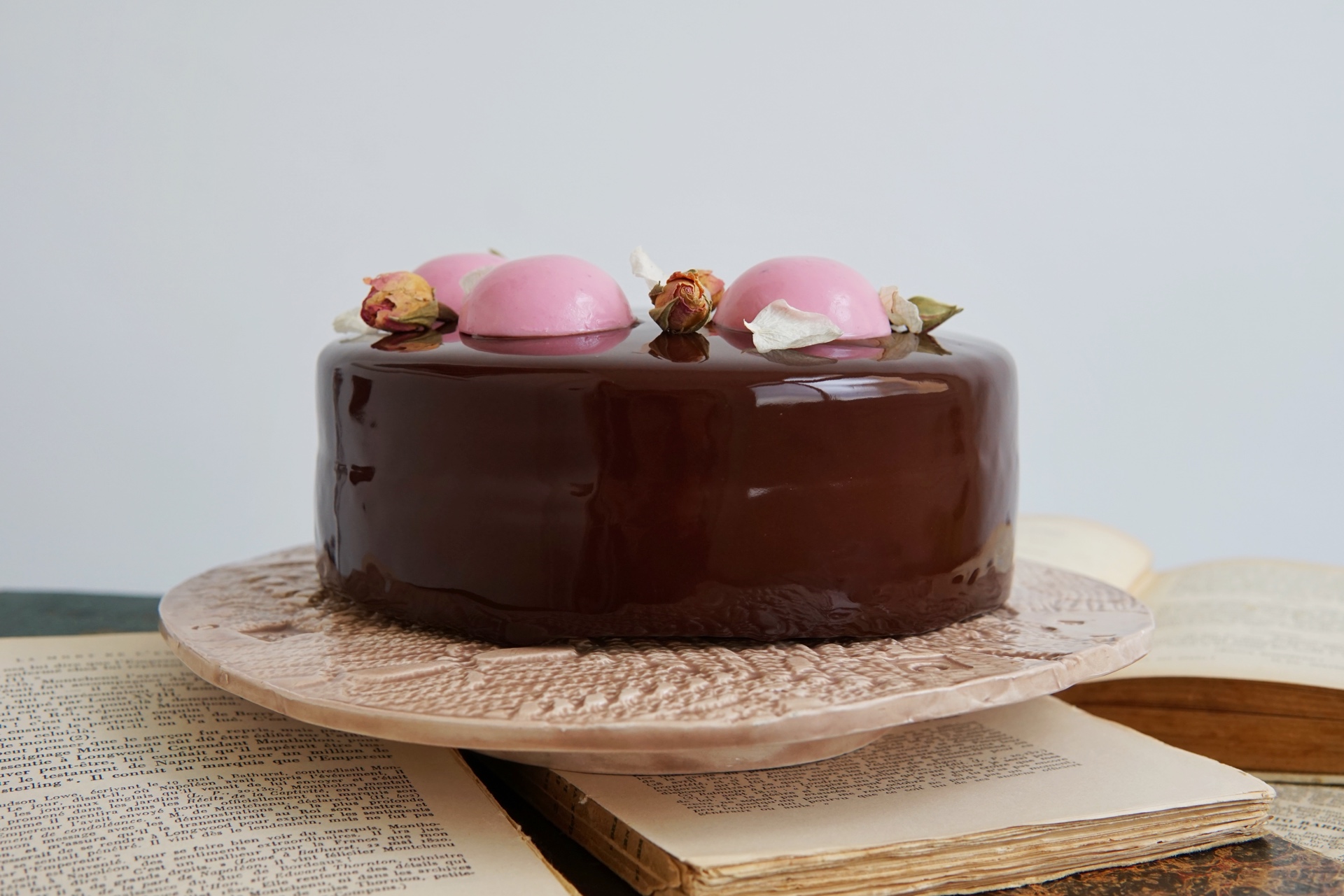 Torta savino: mousse alle mandorle, vaniglia e amarene