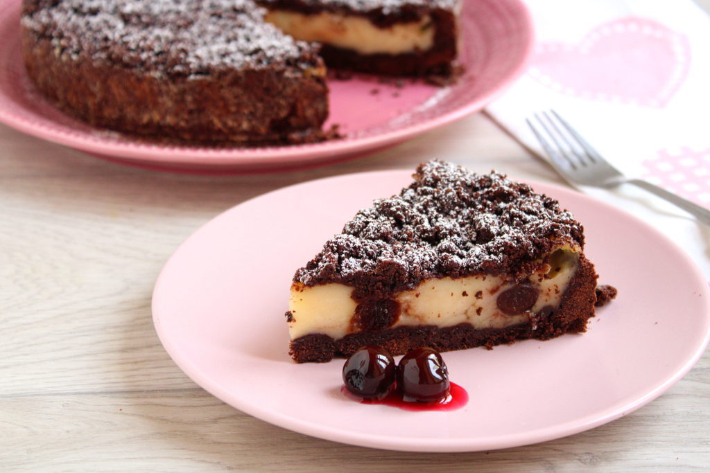 Torta sbriciolata al cacao con crema e amarene